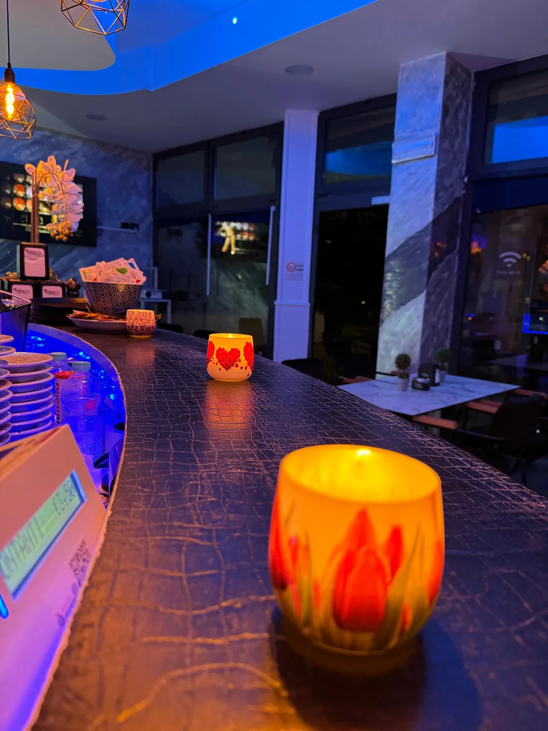 Bancone serale del Lounge Bar Paradiso a Nova Milanese