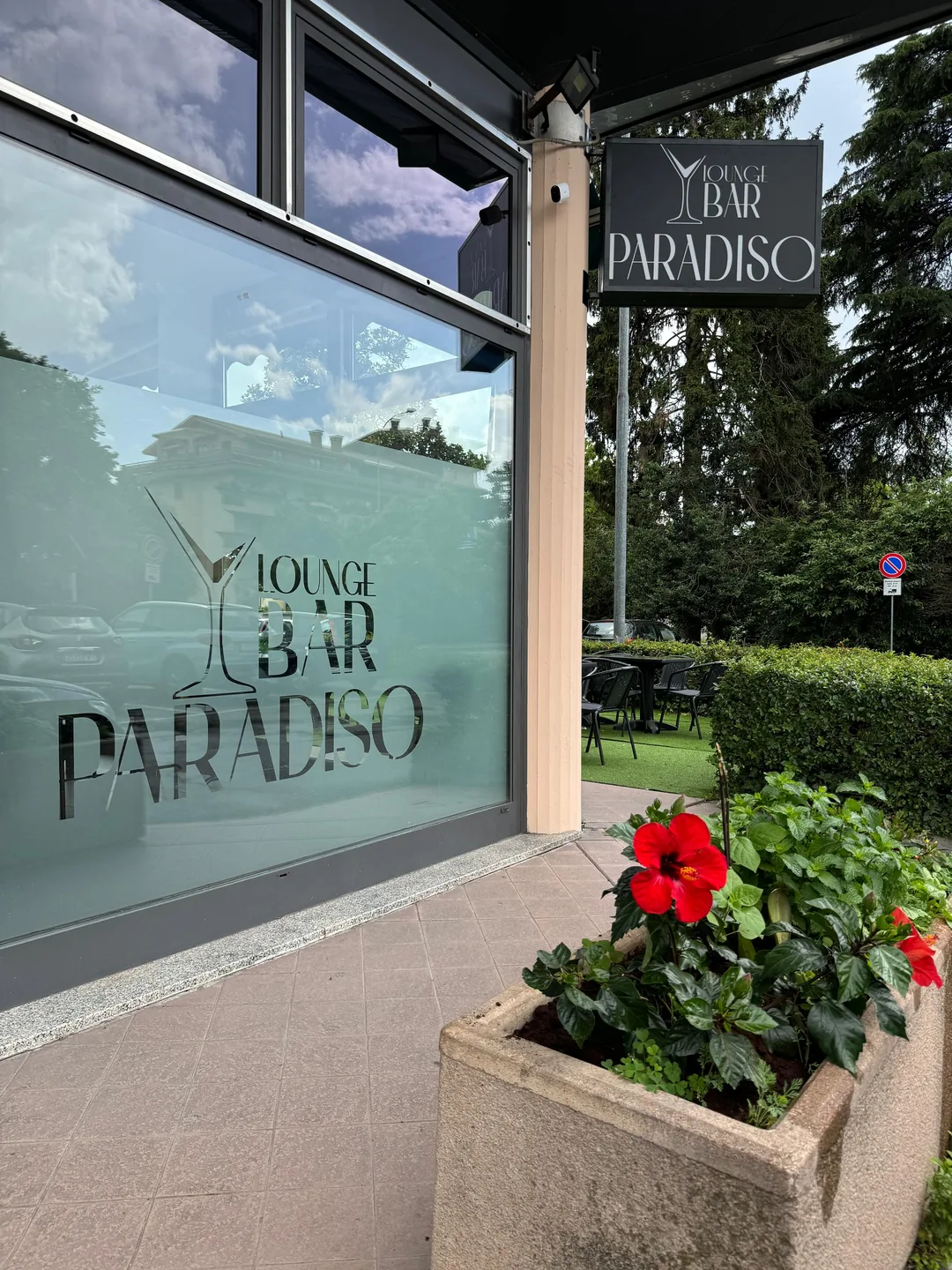 L'ingresso e il giardino del Paradiso Lounge Bar